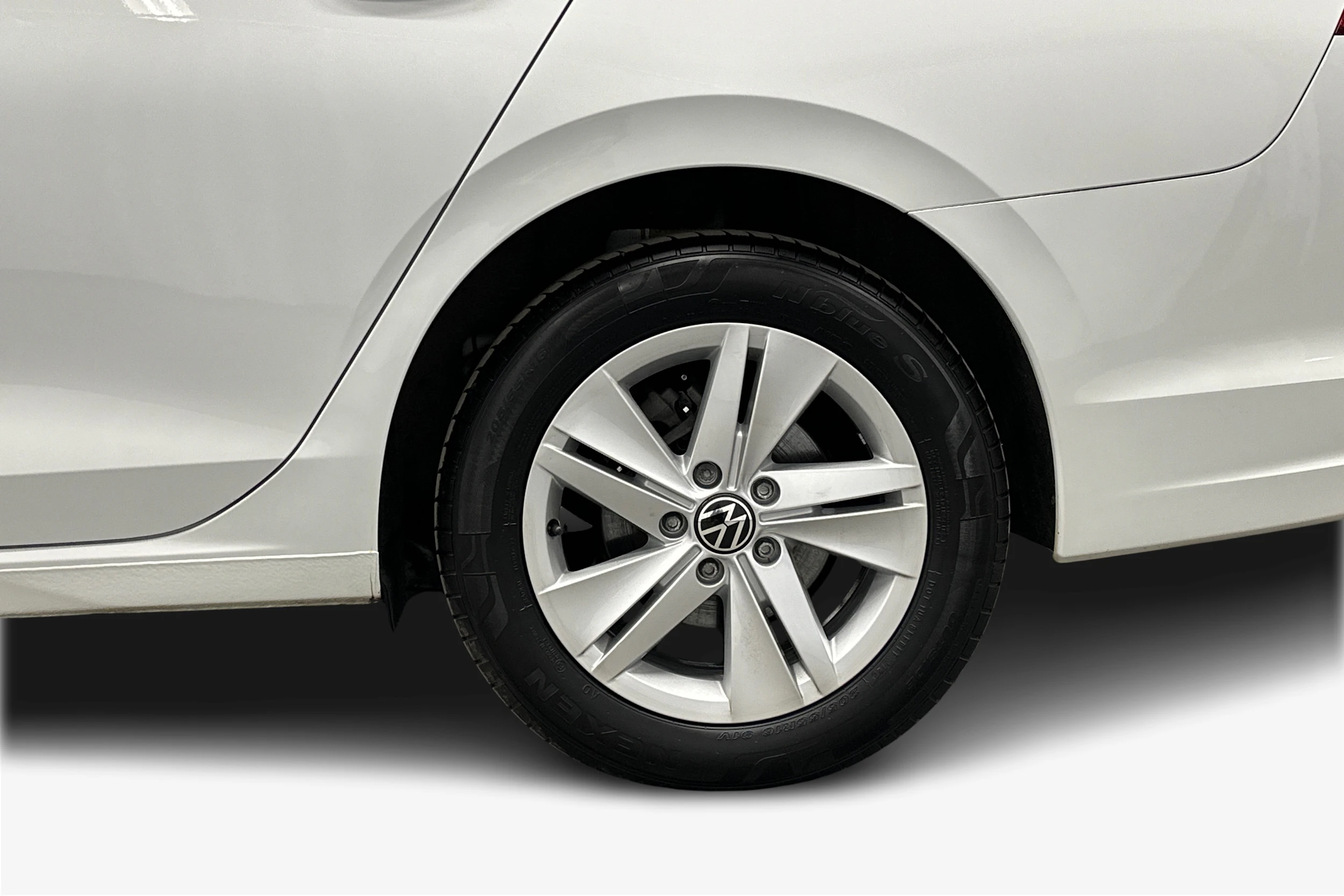 valkoinen Volkswagen Golf 2023 kuva 12.
