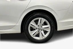 valkoinen Volkswagen Golf 2023 kuva 12.