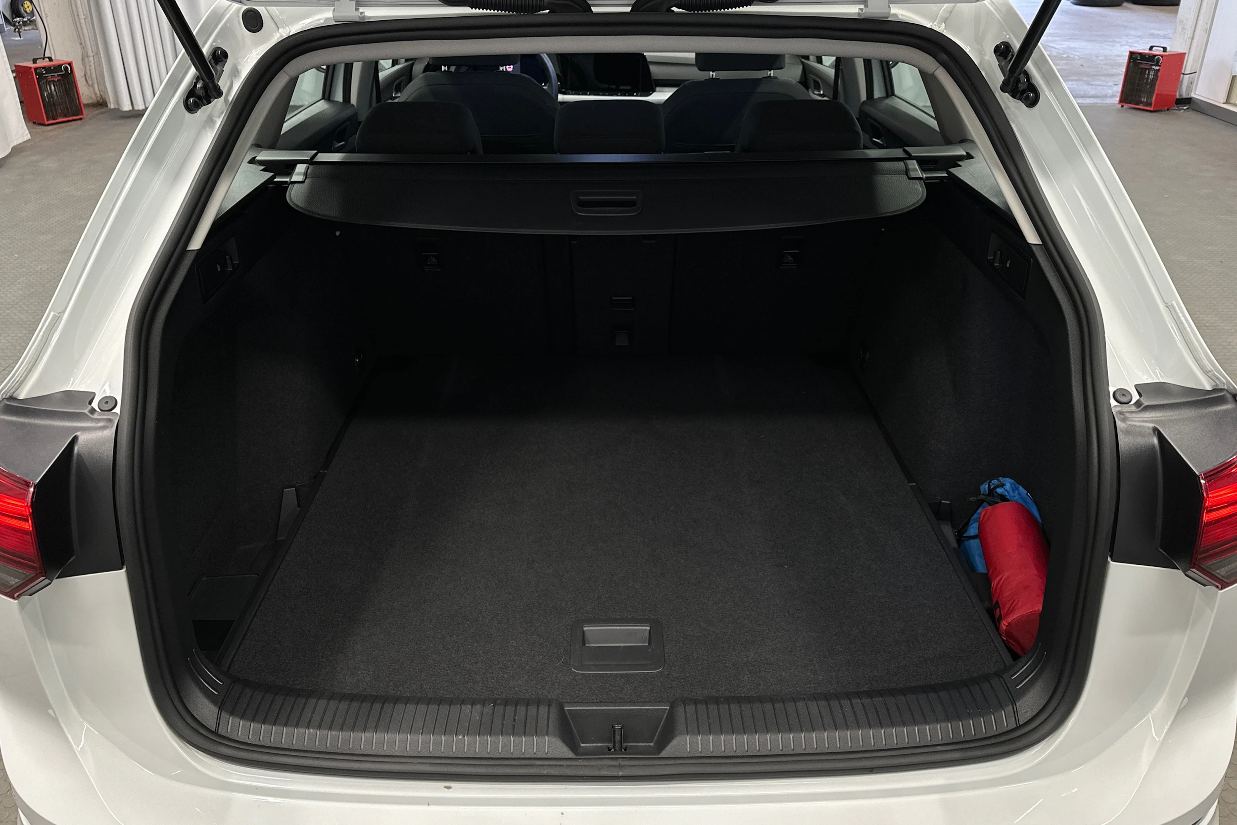 valkoinen Volkswagen Golf 2023 kuva 15.