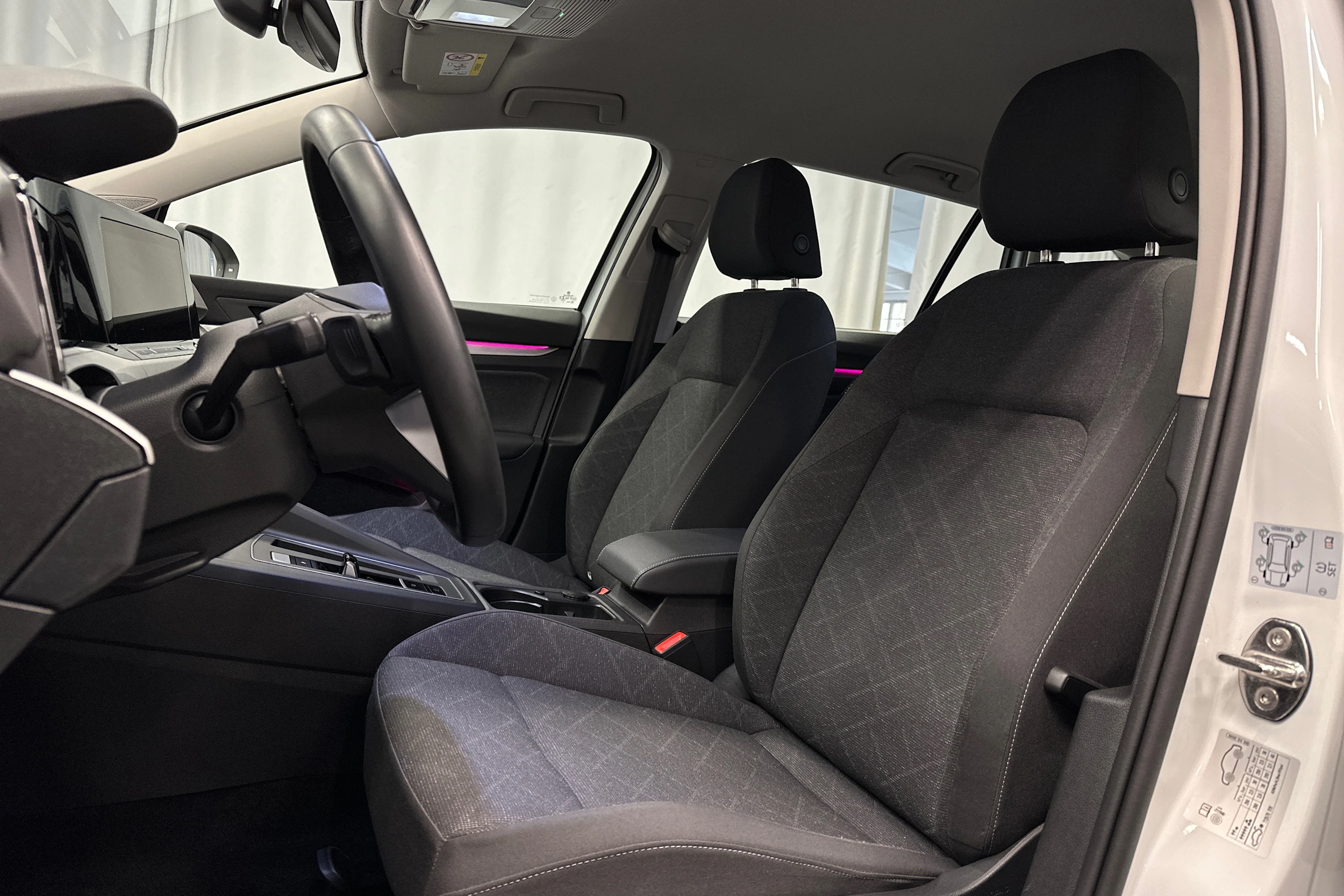 valkoinen Volkswagen Golf 2023 kuva 16.