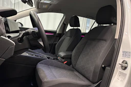 valkoinen Volkswagen Golf 2023 kuva 16.