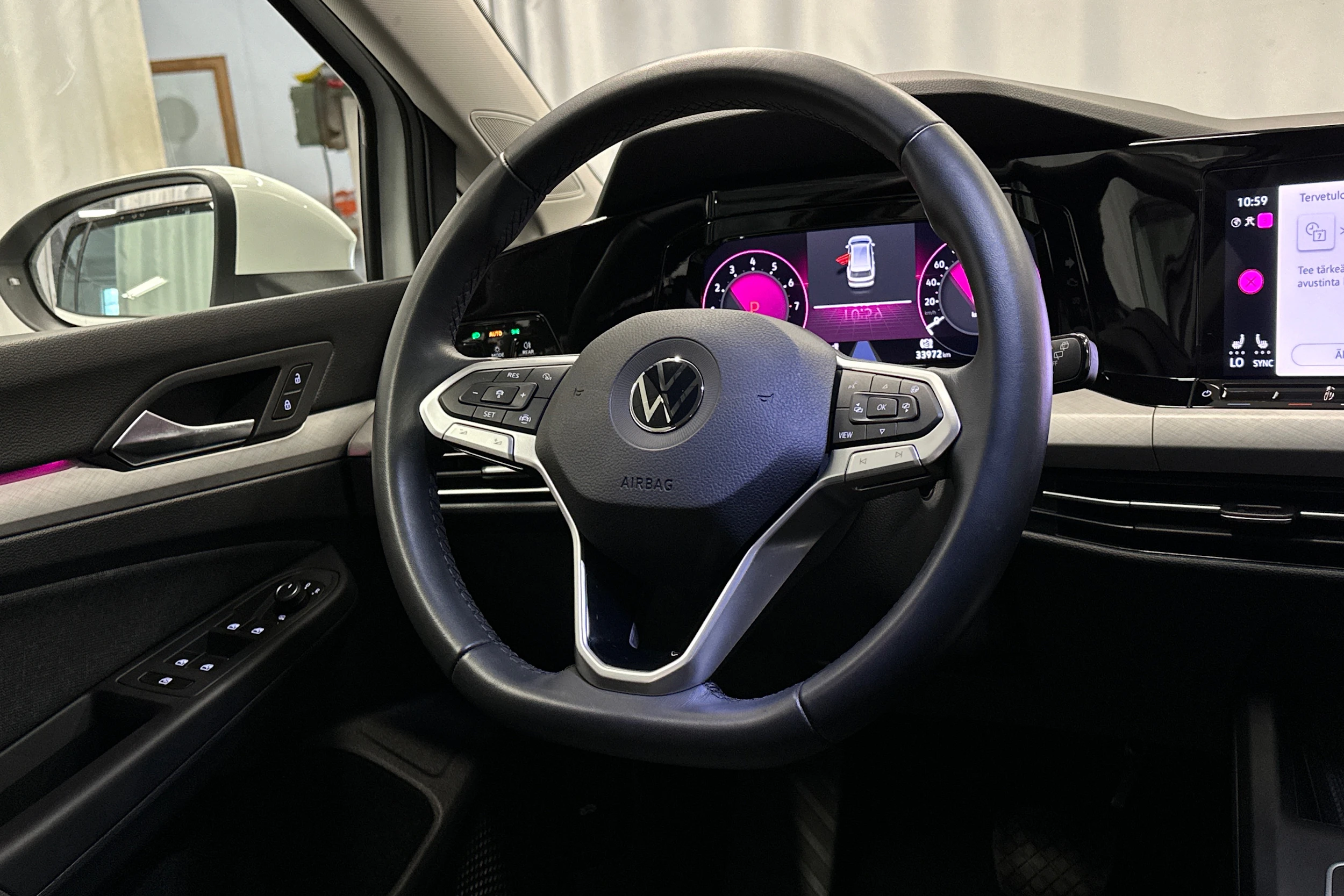 valkoinen Volkswagen Golf 2023 kuva 17.