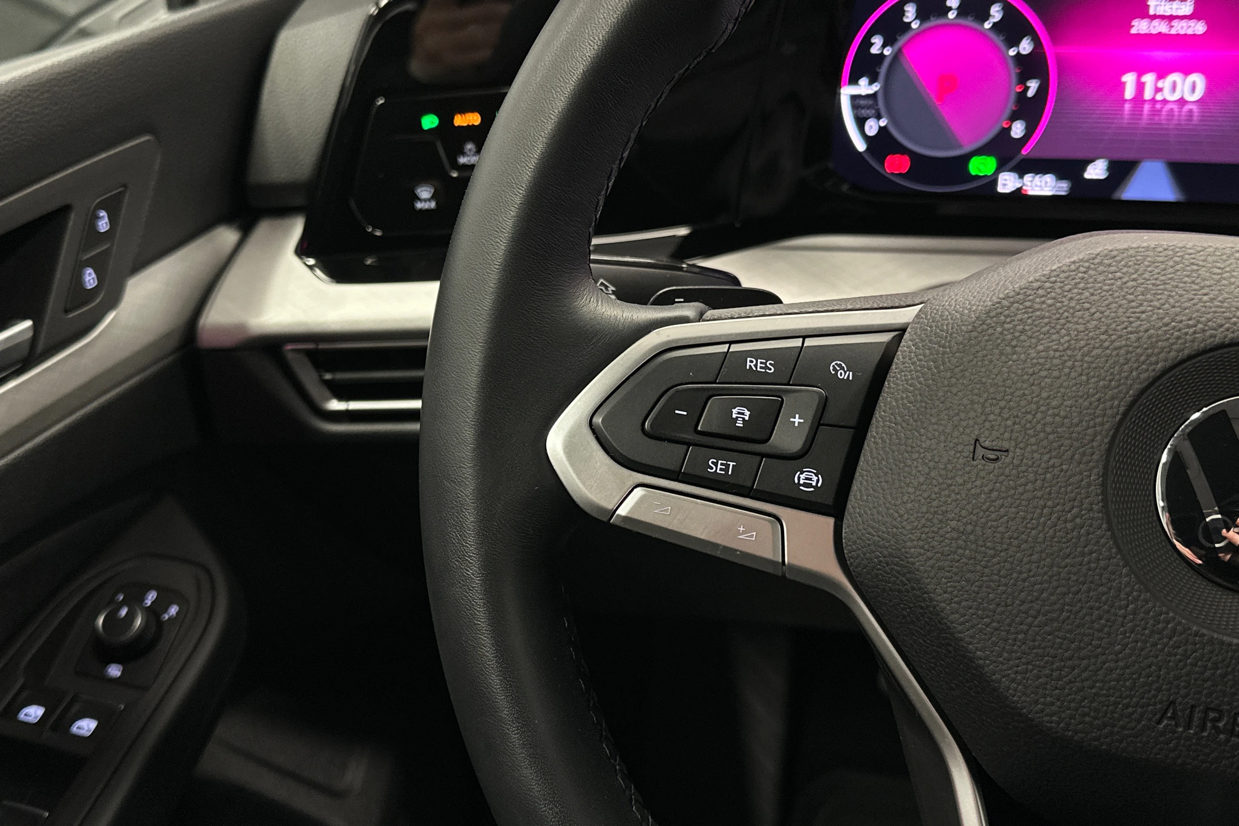 valkoinen Volkswagen Golf 2023 kuva 18.