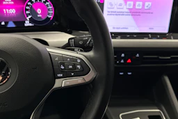 valkoinen Volkswagen Golf 2023 kuva 19.