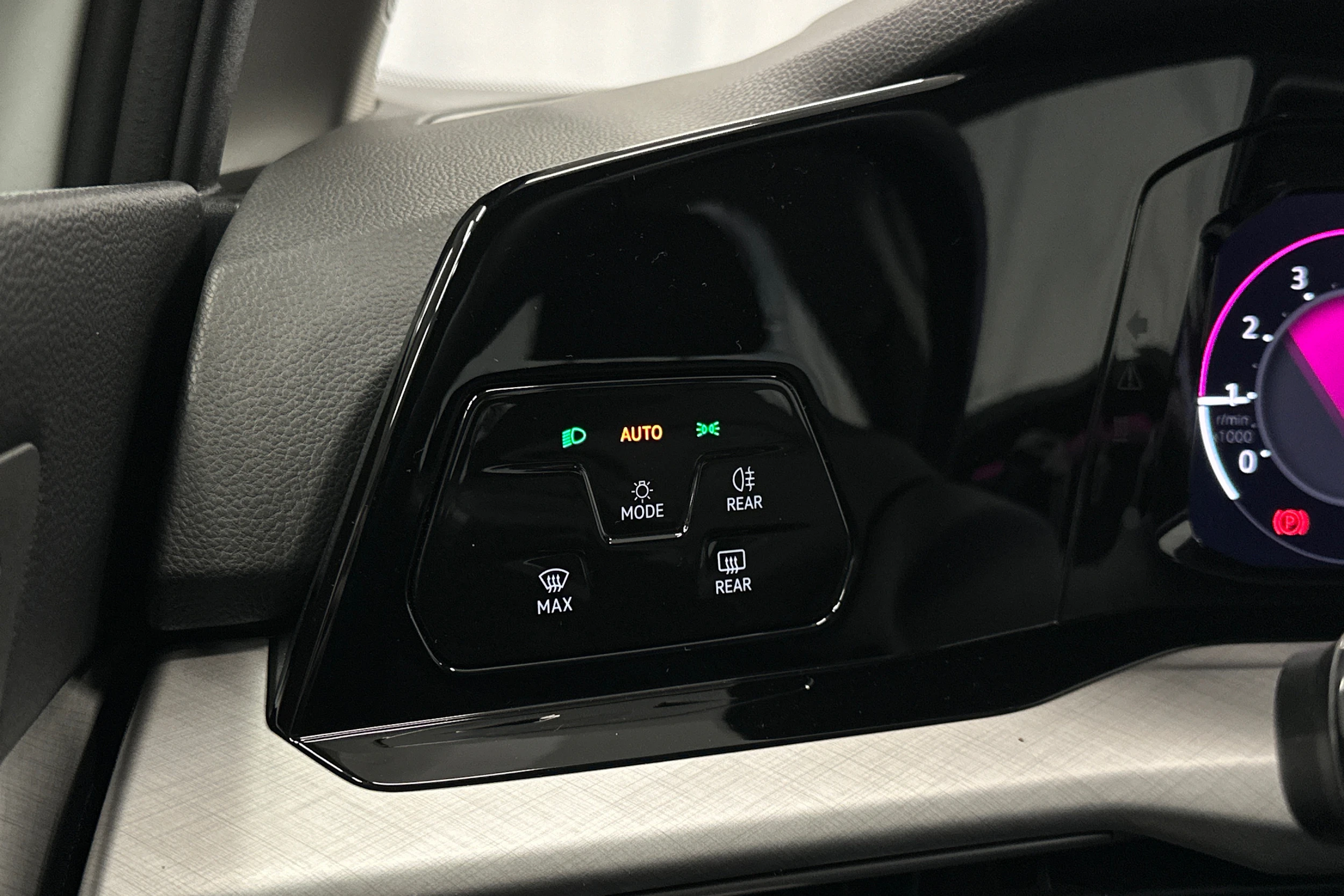 valkoinen Volkswagen Golf 2023 kuva 20.