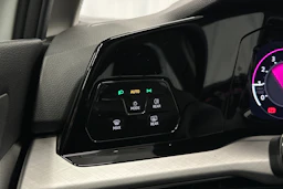 valkoinen Volkswagen Golf 2023 kuva 20.