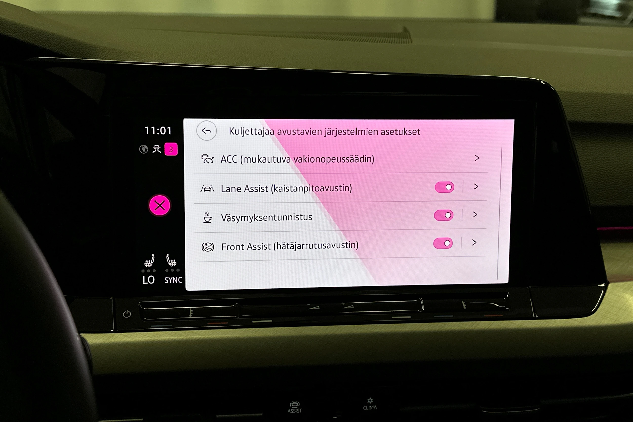 valkoinen Volkswagen Golf 2023 kuva 22.