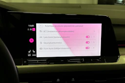 valkoinen Volkswagen Golf 2023 kuva 22.