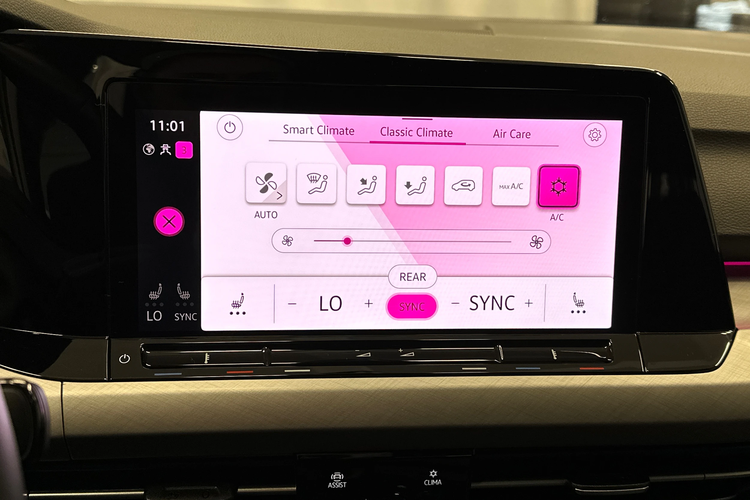 valkoinen Volkswagen Golf 2023 kuva 26.