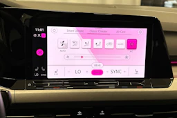 valkoinen Volkswagen Golf 2023 kuva 26.