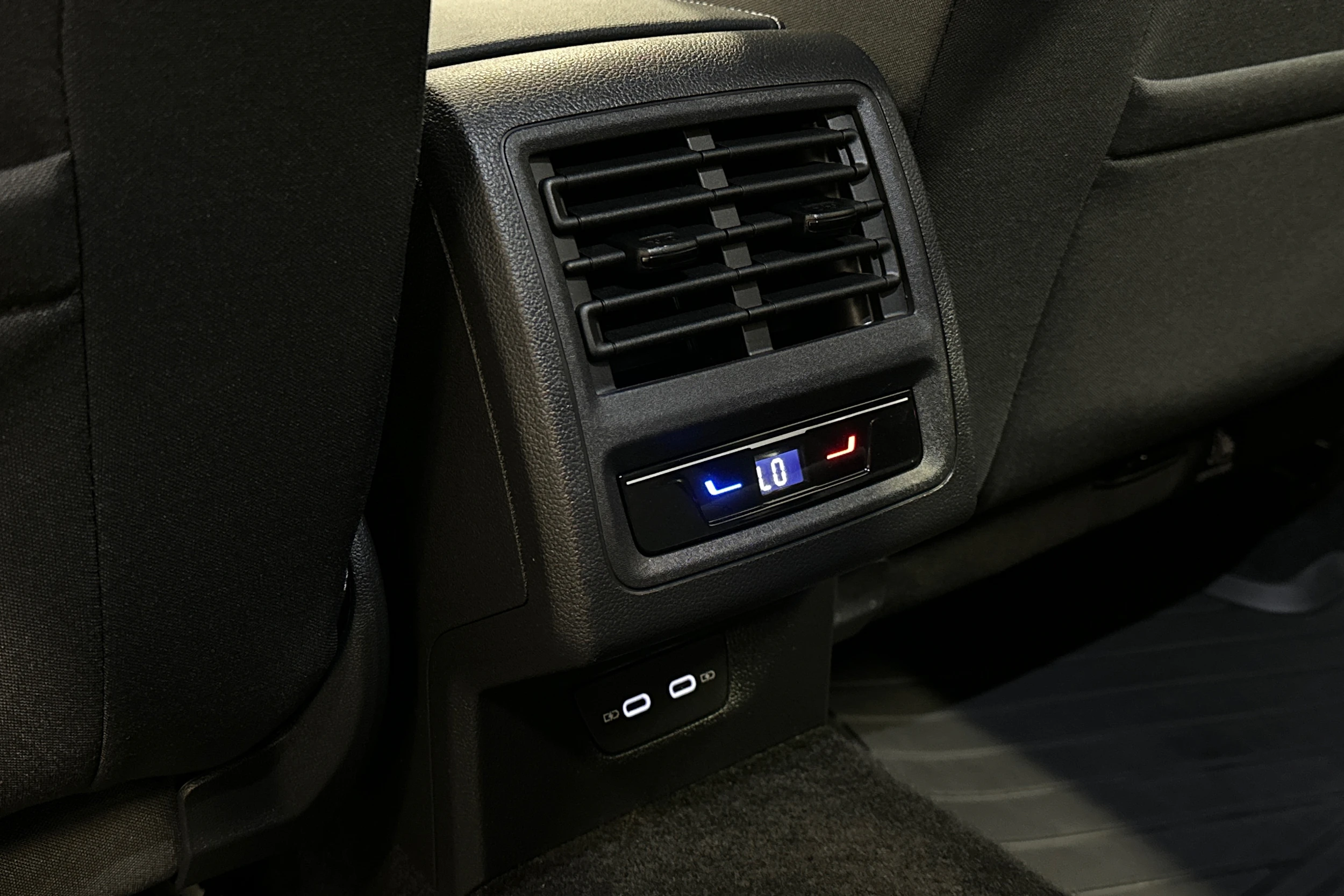 valkoinen Volkswagen Golf 2023 kuva 29.