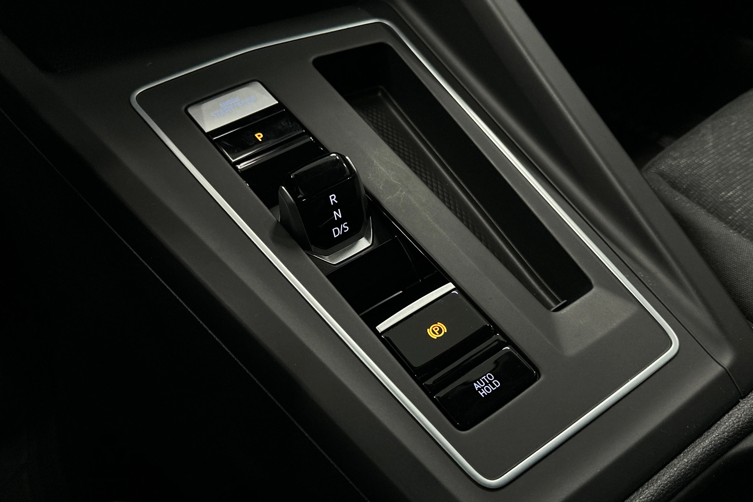 valkoinen Volkswagen Golf 2023 kuva 30.