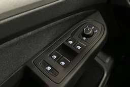 valkoinen Volkswagen Golf 2023 kuva 32.