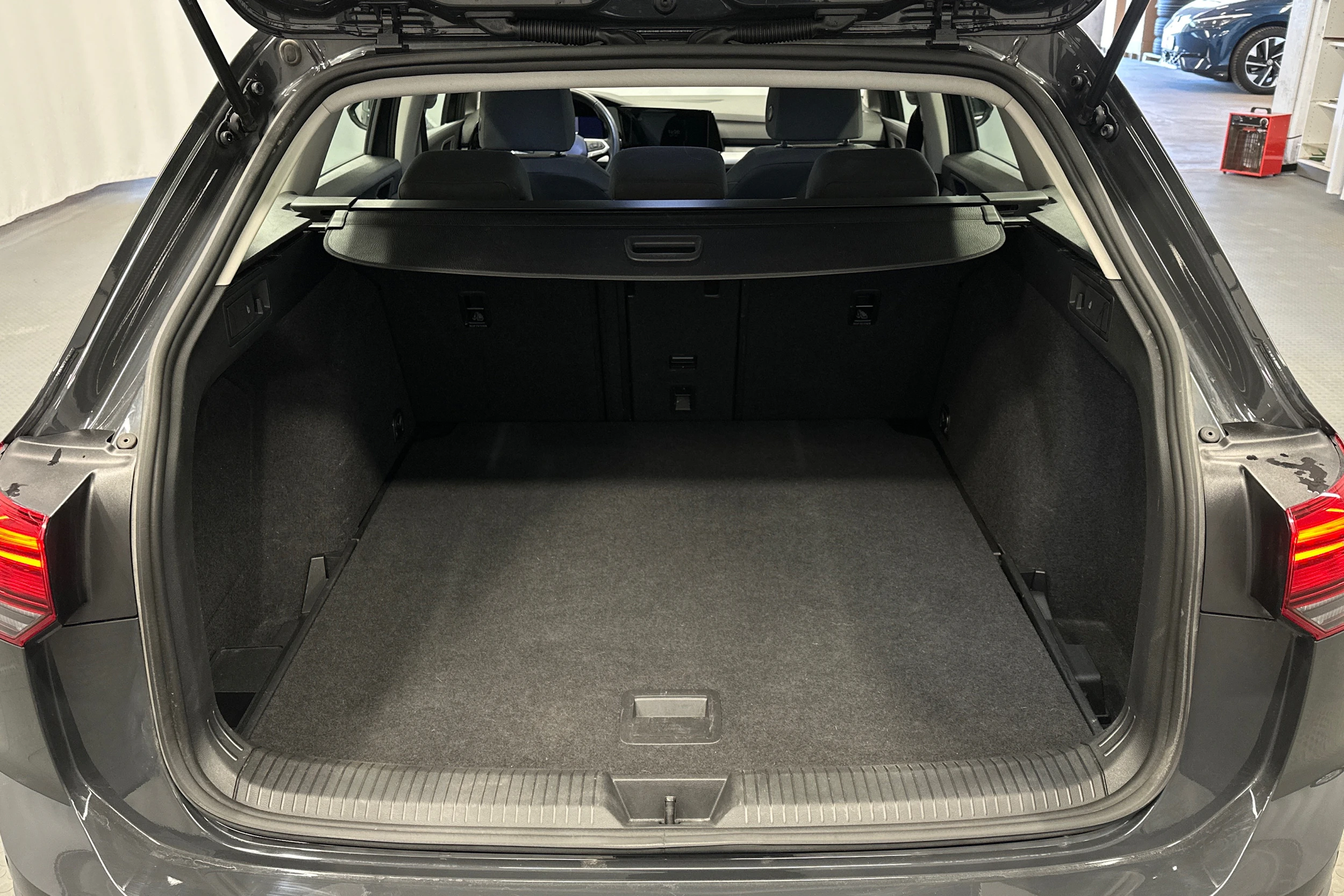 harmaa Volkswagen Golf 2023 kuva 15.