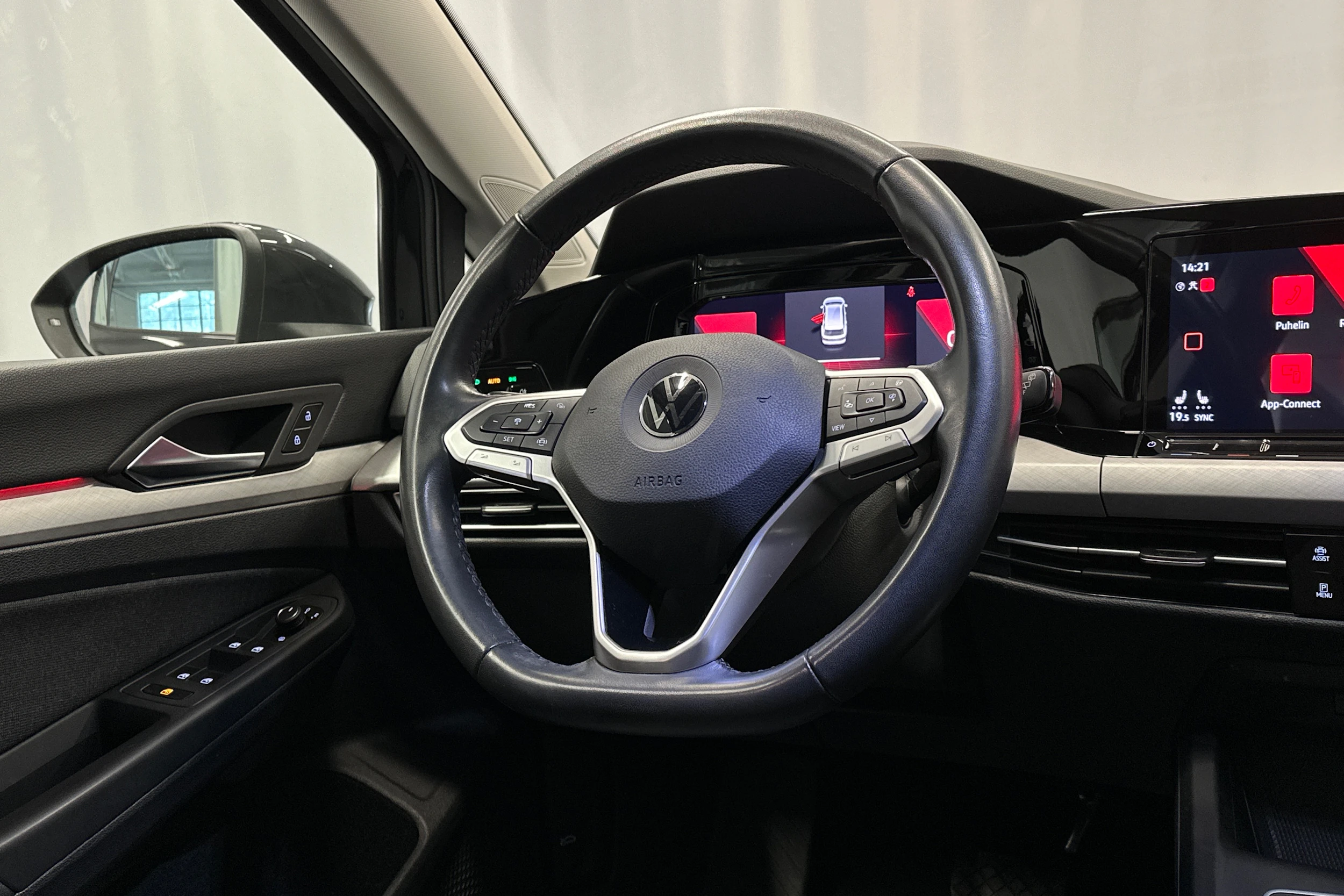 harmaa Volkswagen Golf 2023 kuva 18.