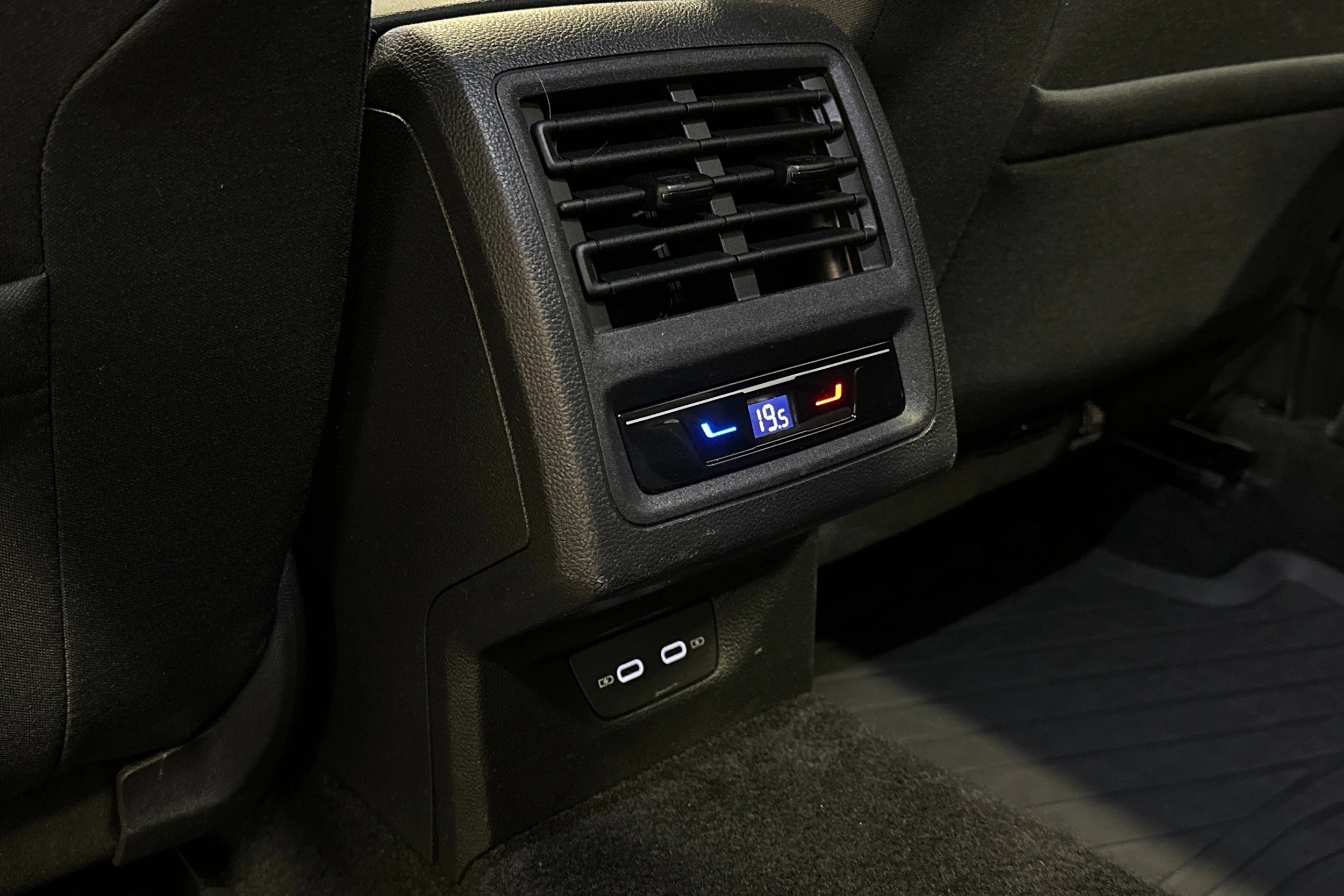 harmaa Volkswagen Golf 2023 kuva 31.