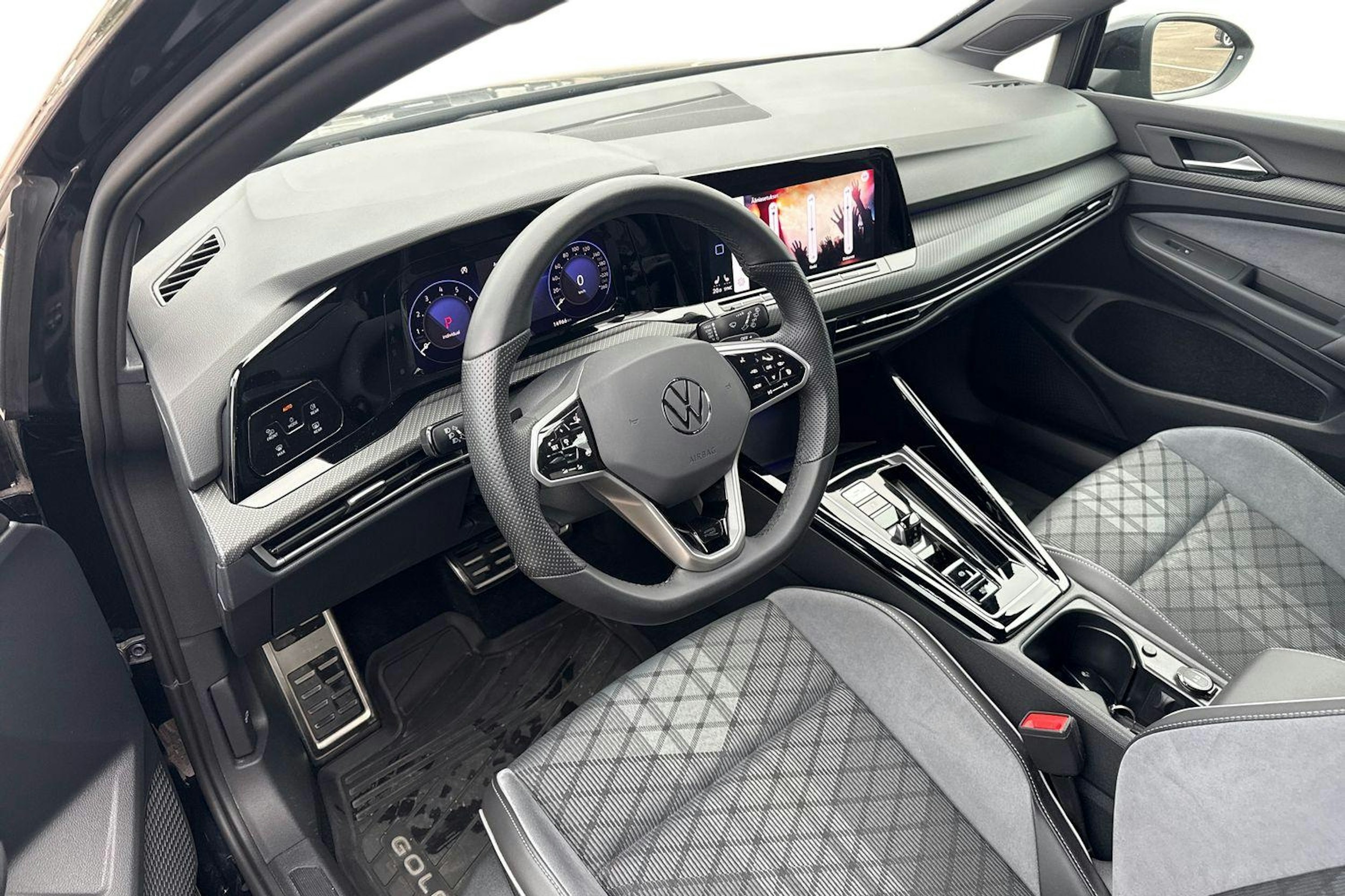 musta Volkswagen Golf 2023 kuva 3.