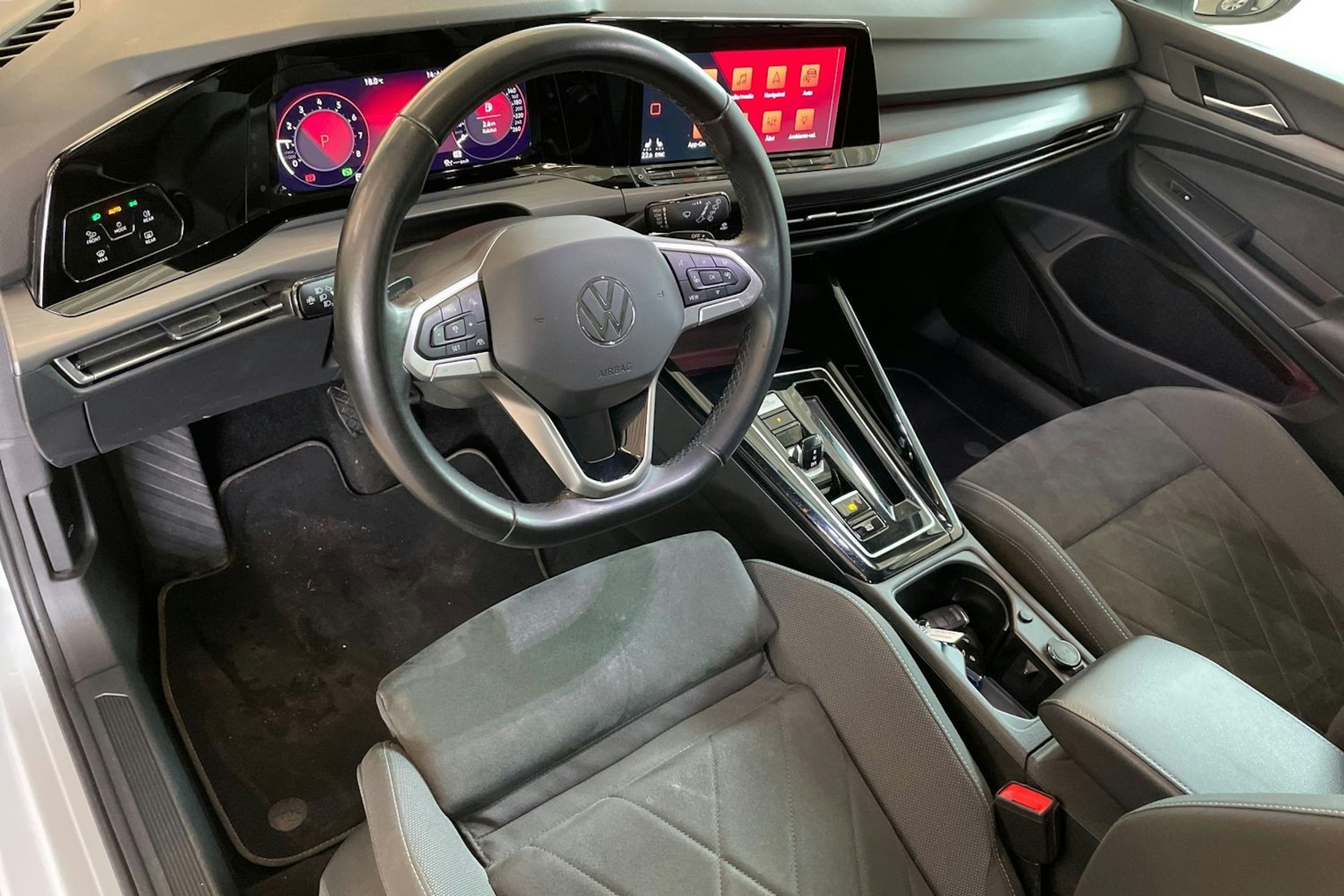 valkoinen Volkswagen Golf 2023 kuva 7.