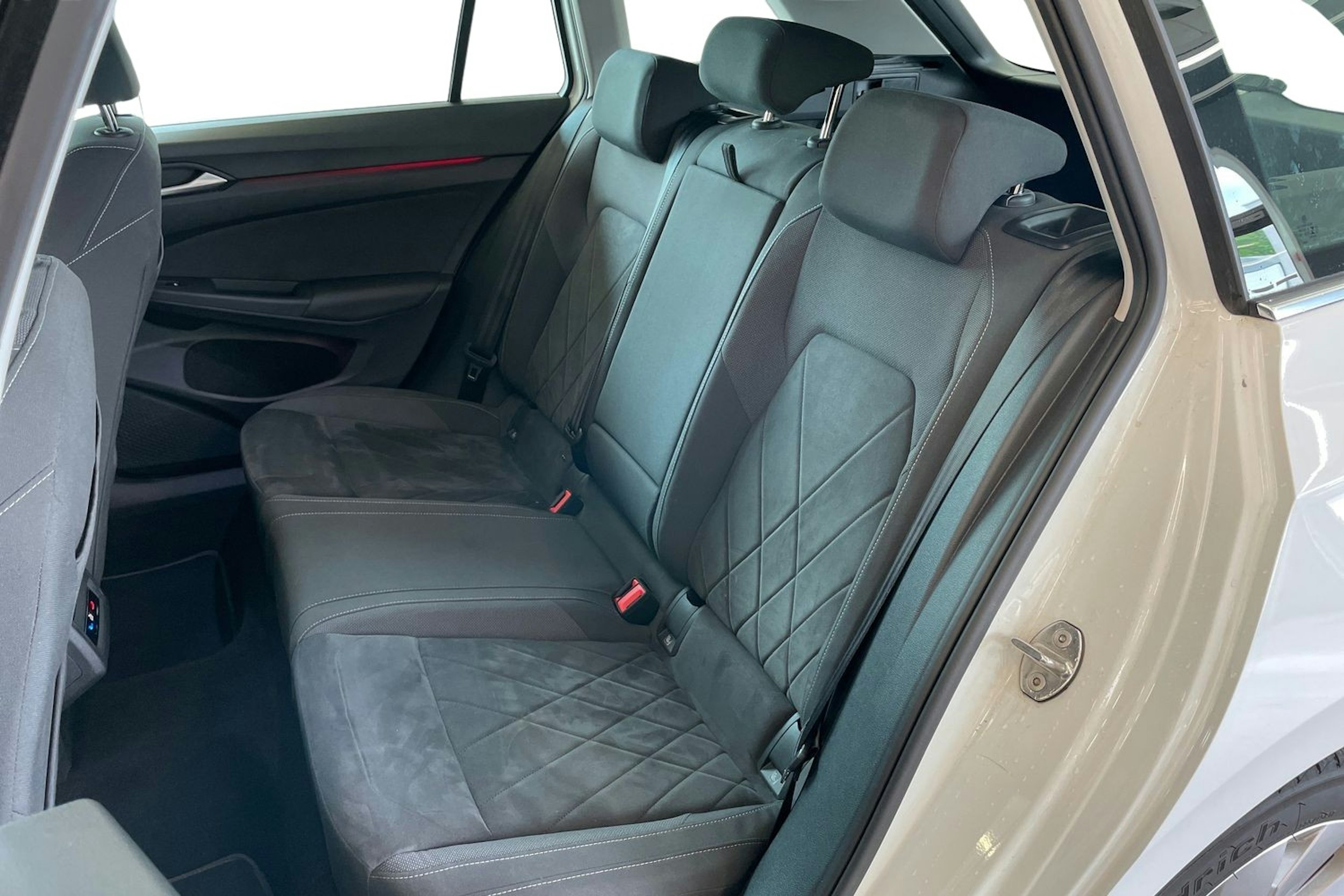 valkoinen Volkswagen Golf 2023 kuva 10.