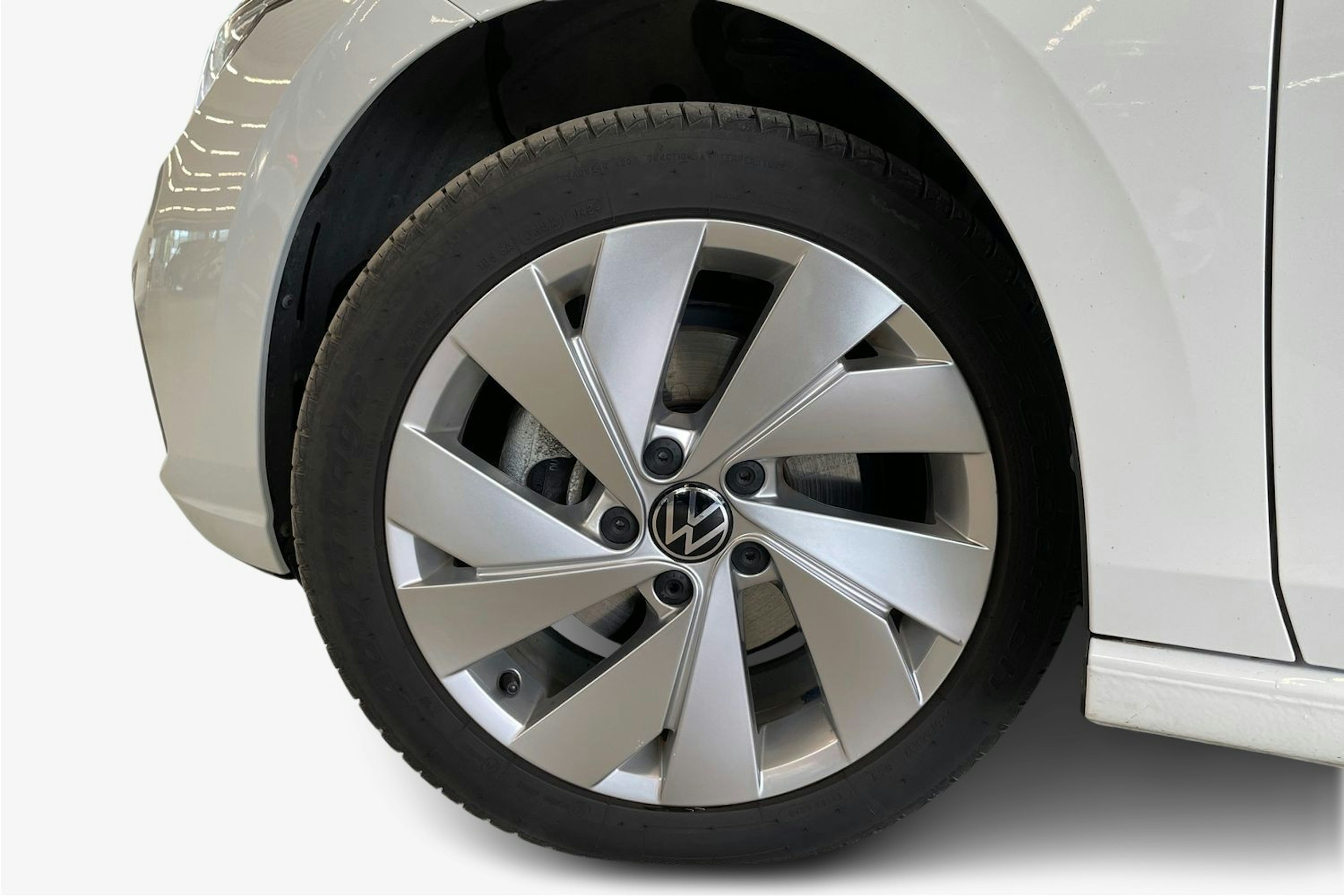 valkoinen Volkswagen Golf 2023 kuva 11.