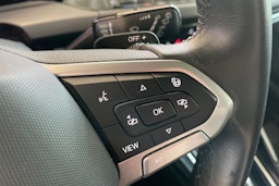 valkoinen Volkswagen Golf 2023 kuva 18.