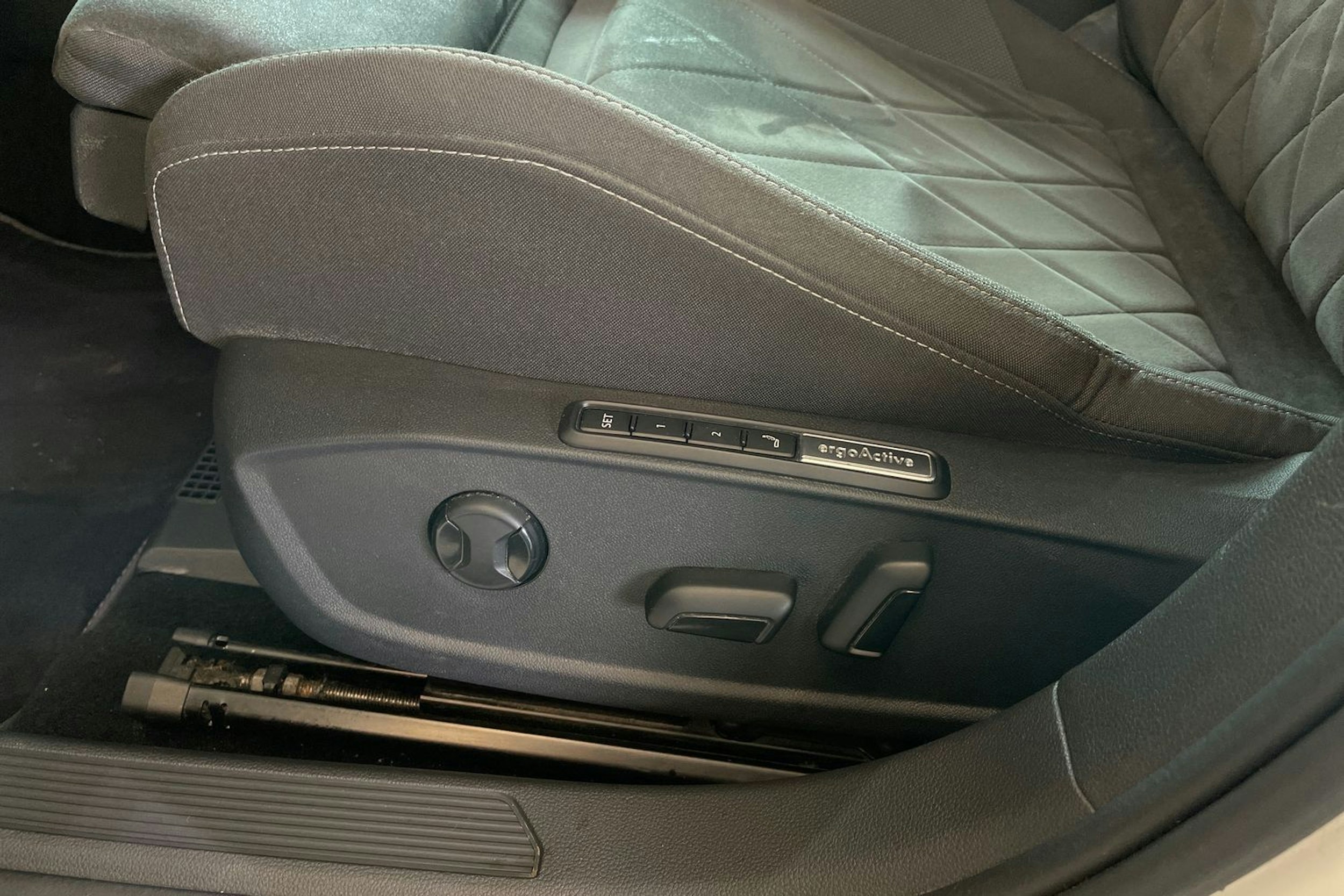 valkoinen Volkswagen Golf 2023 kuva 26.