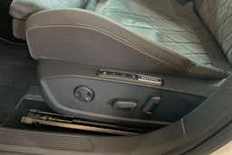valkoinen Volkswagen Golf 2023 kuva 26.