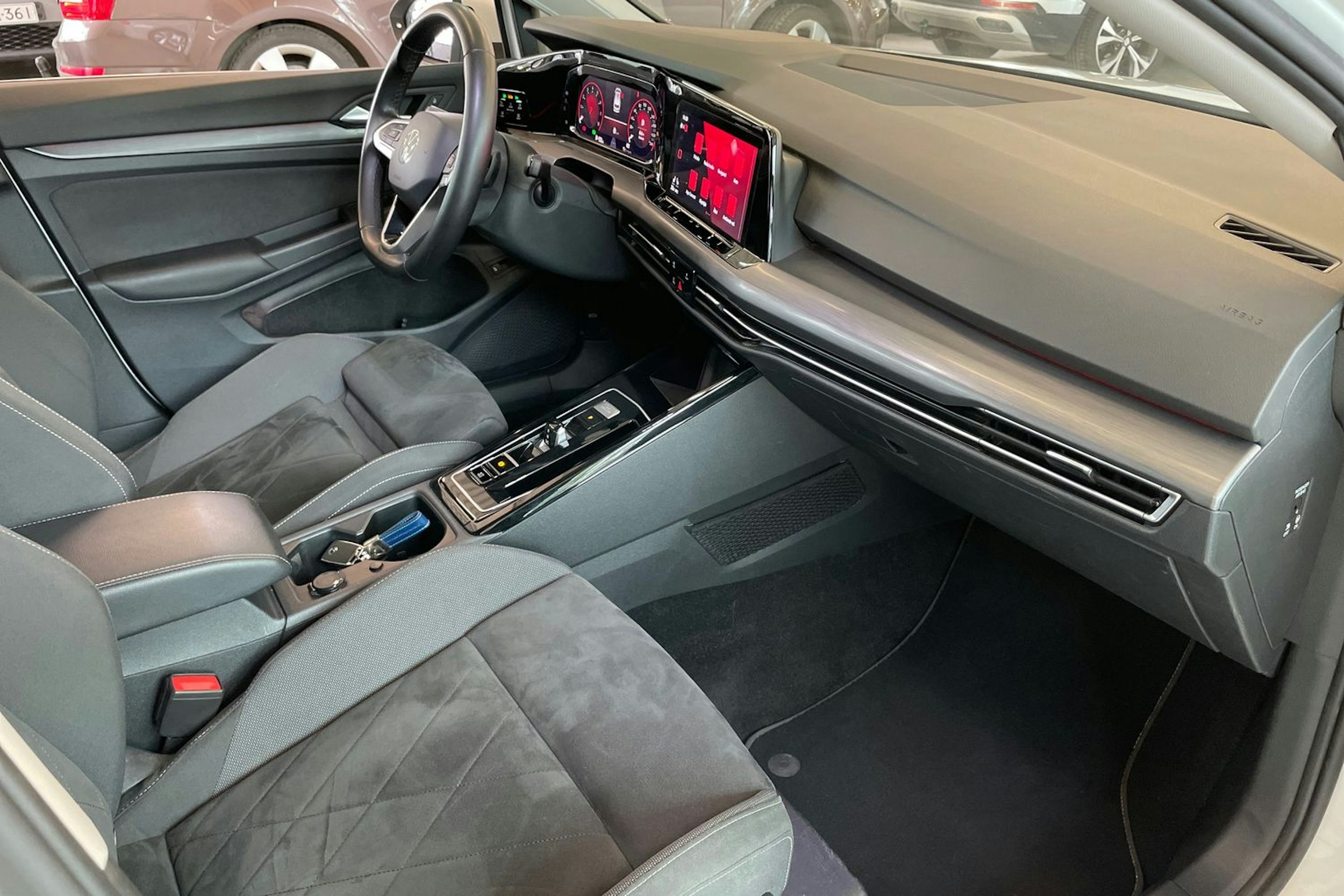 valkoinen Volkswagen Golf 2023 kuva 27.
