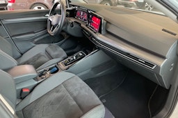 valkoinen Volkswagen Golf 2023 kuva 27.