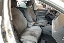 valkoinen Volkswagen Golf 2023 kuva 28.