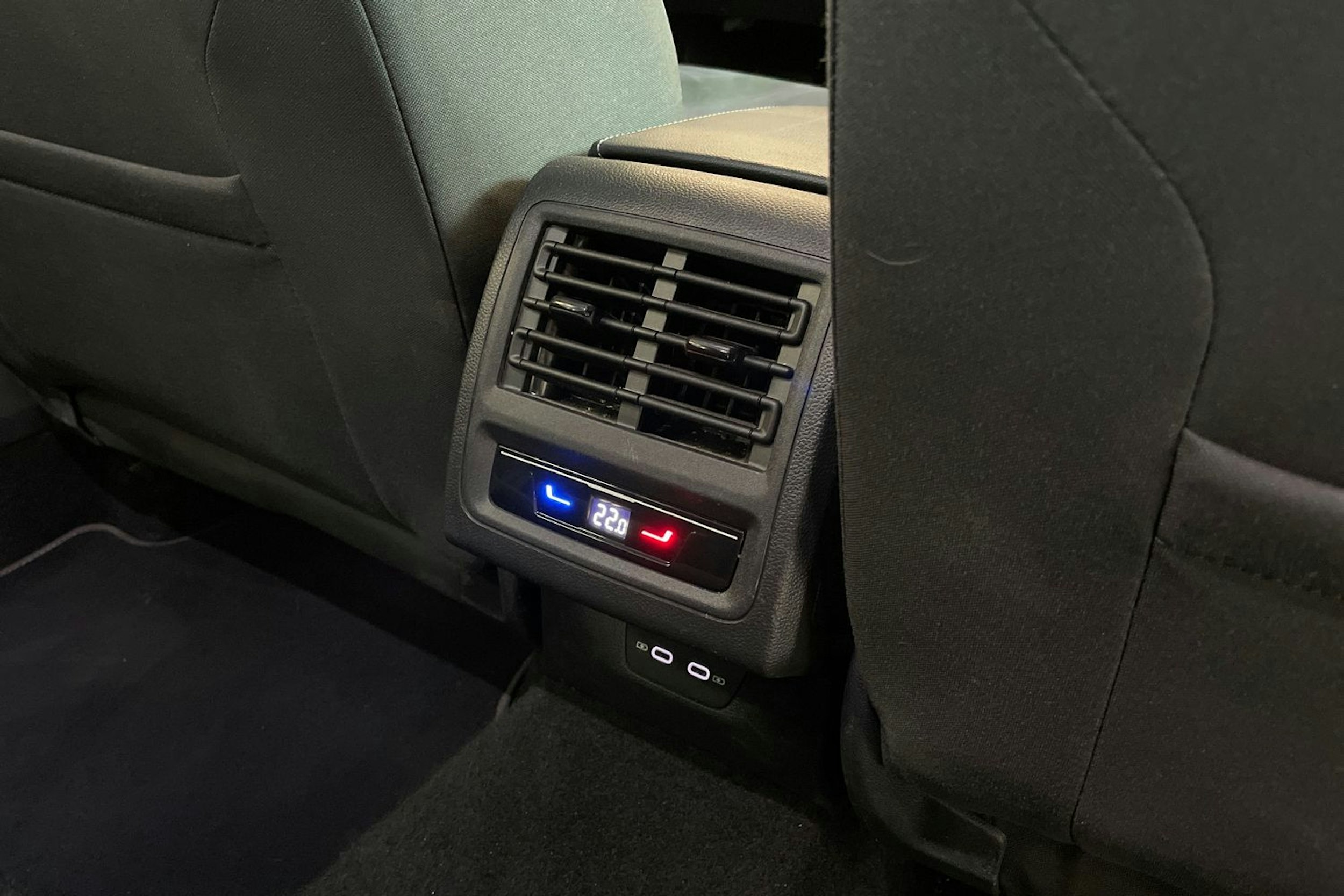 valkoinen Volkswagen Golf 2023 kuva 29.