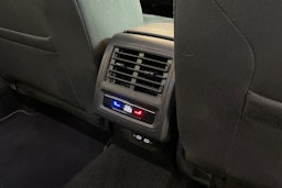 valkoinen Volkswagen Golf 2023 kuva 29.