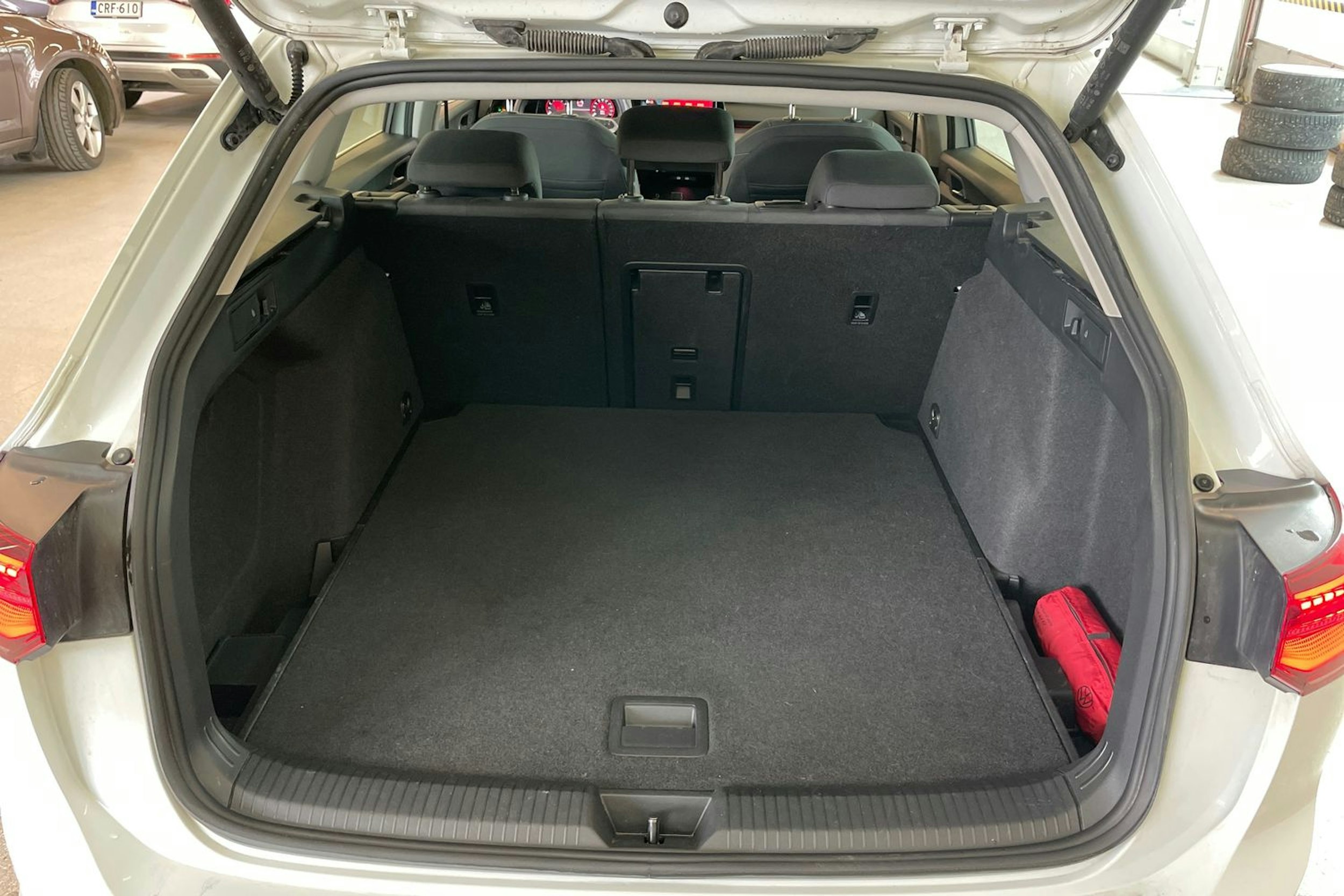 valkoinen Volkswagen Golf 2023 kuva 30.