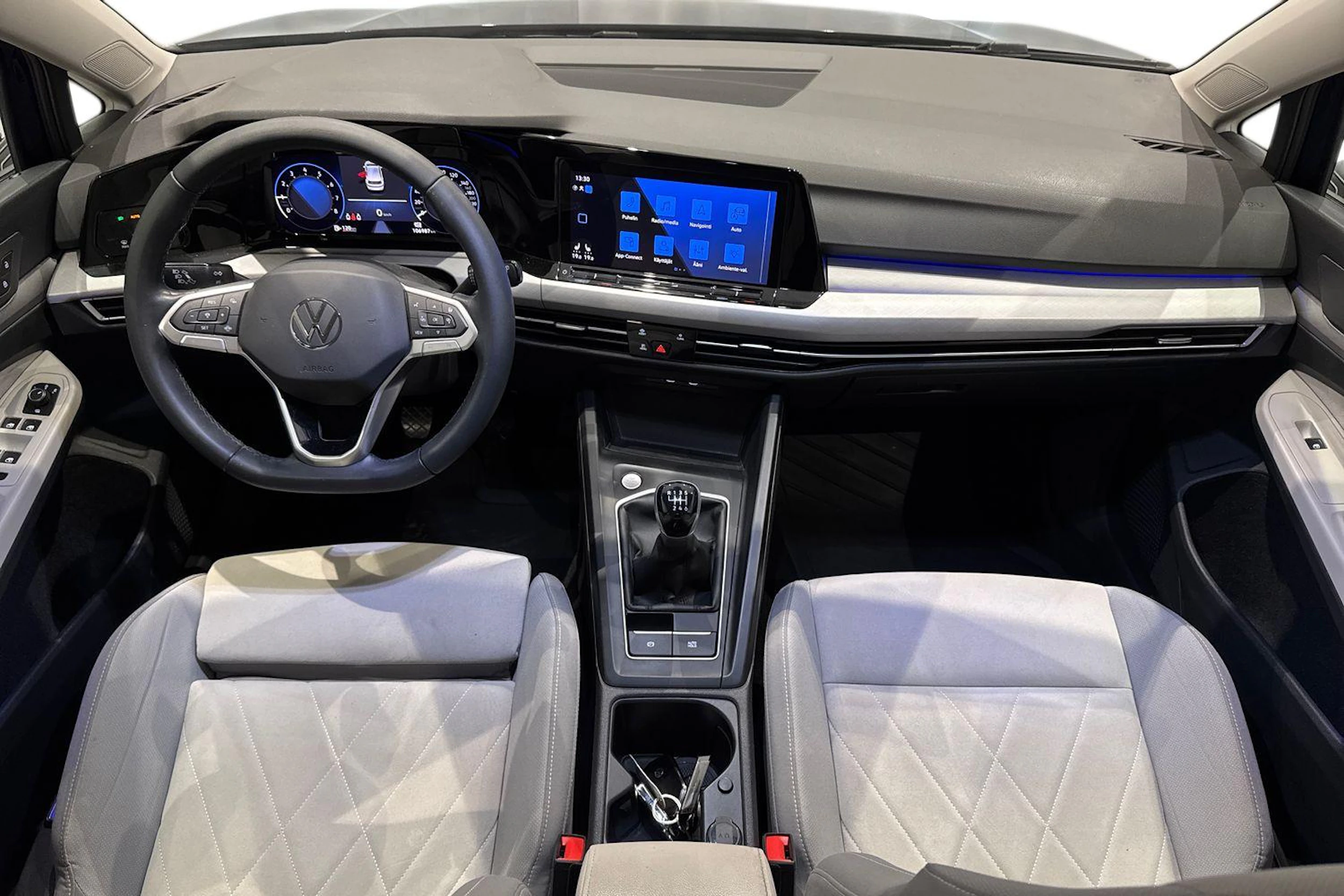 sininen Volkswagen Golf 2023 kuva 9.