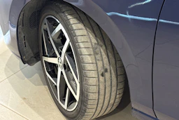 sininen Volkswagen Golf 2023 kuva 13.