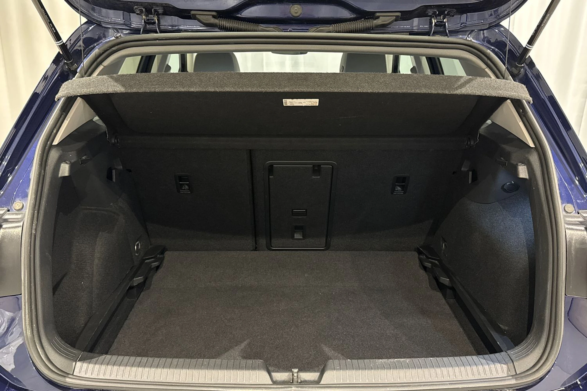 sininen Volkswagen Golf 2023 kuva 16.