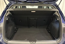 sininen Volkswagen Golf 2023 kuva 16.