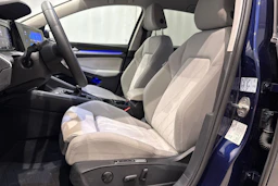 sininen Volkswagen Golf 2023 kuva 17.
