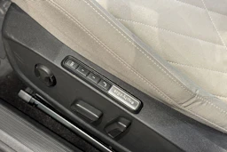 sininen Volkswagen Golf 2023 kuva 18.