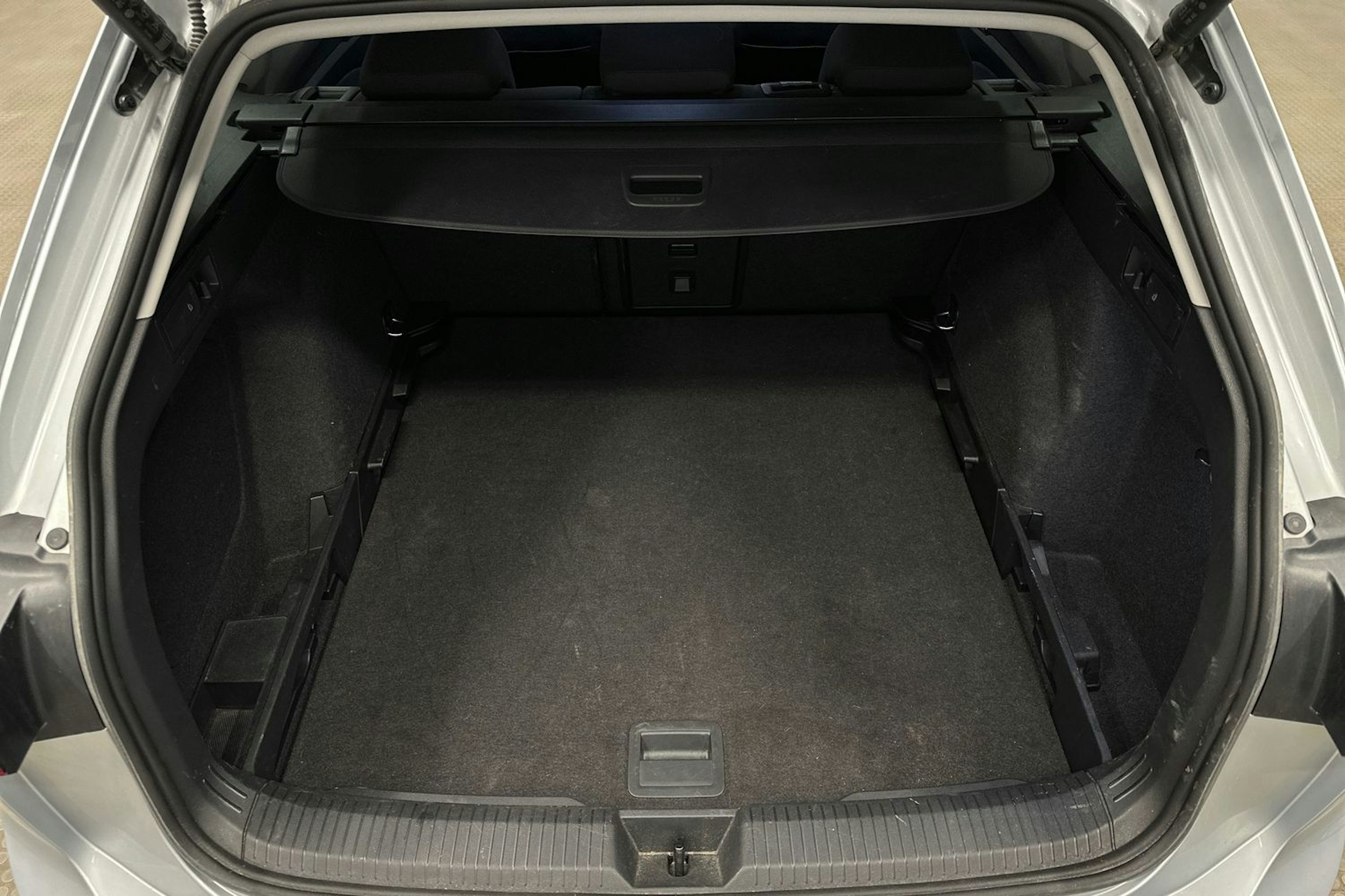 harmaa Volkswagen Golf 2023 kuva 14.
