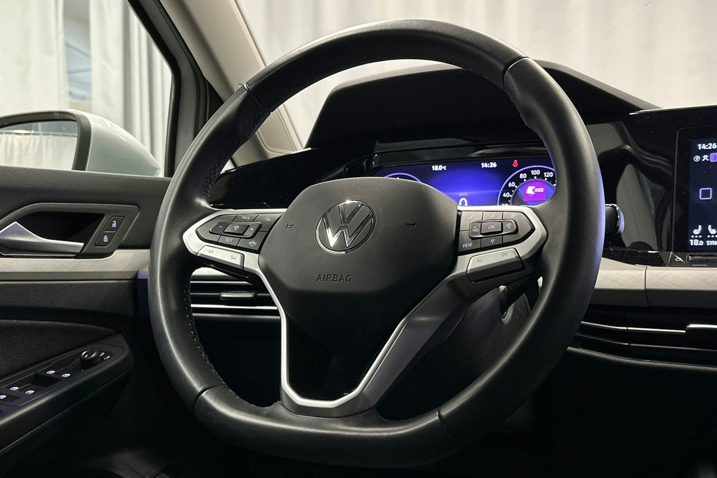 harmaa Volkswagen Golf 2023 kuva 18.