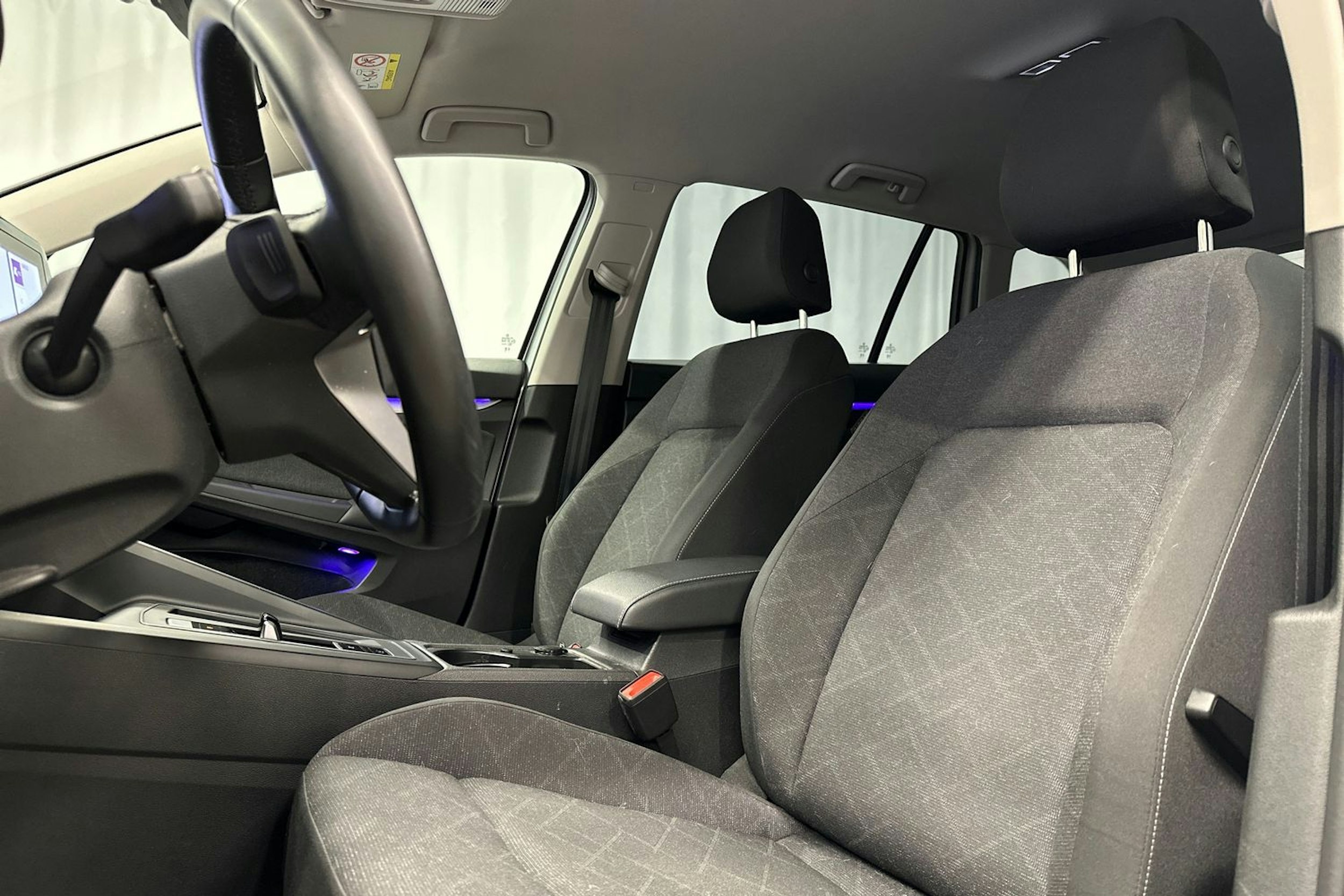 harmaa Volkswagen Golf 2023 kuva 19.
