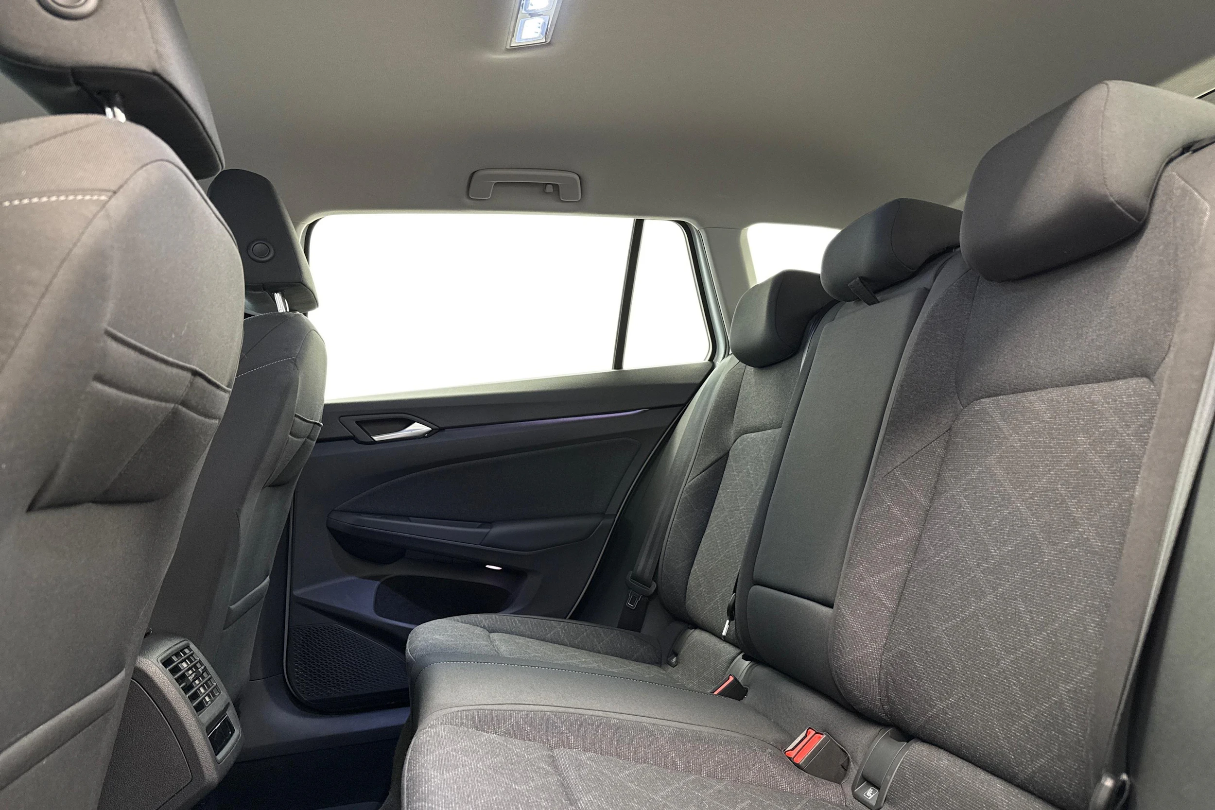 valkoinen Volkswagen Golf 2023 kuva 11.