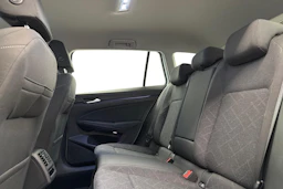 valkoinen Volkswagen Golf 2023 kuva 11.