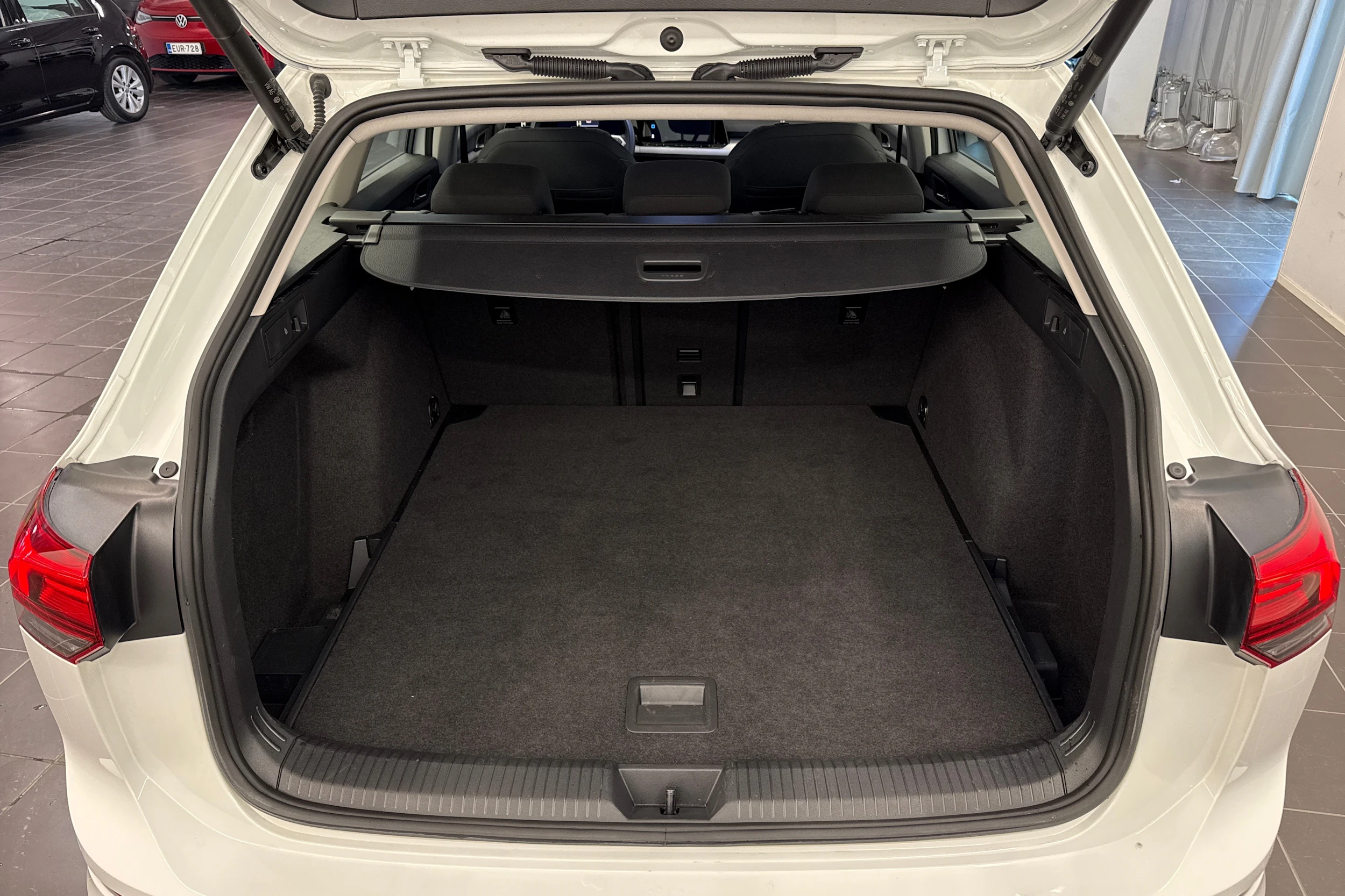 valkoinen Volkswagen Golf 2023 kuva 15.