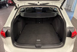 valkoinen Volkswagen Golf 2023 kuva 15.