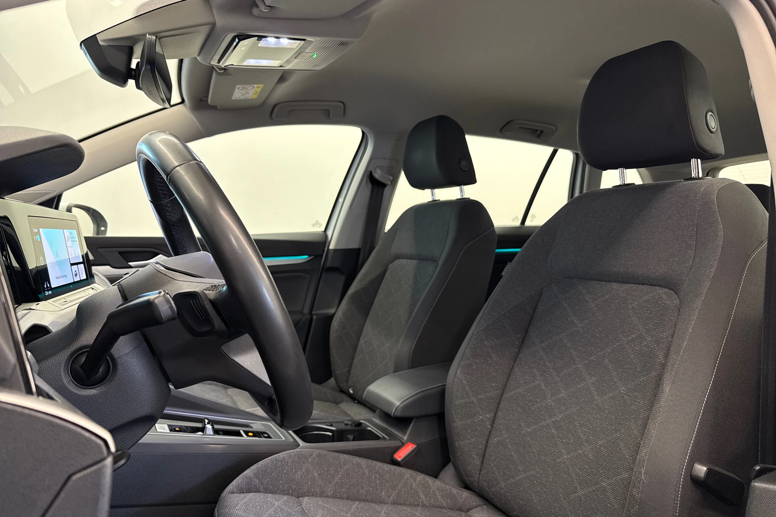 valkoinen Volkswagen Golf 2023 kuva 17.