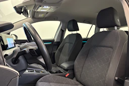 valkoinen Volkswagen Golf 2023 kuva 17.