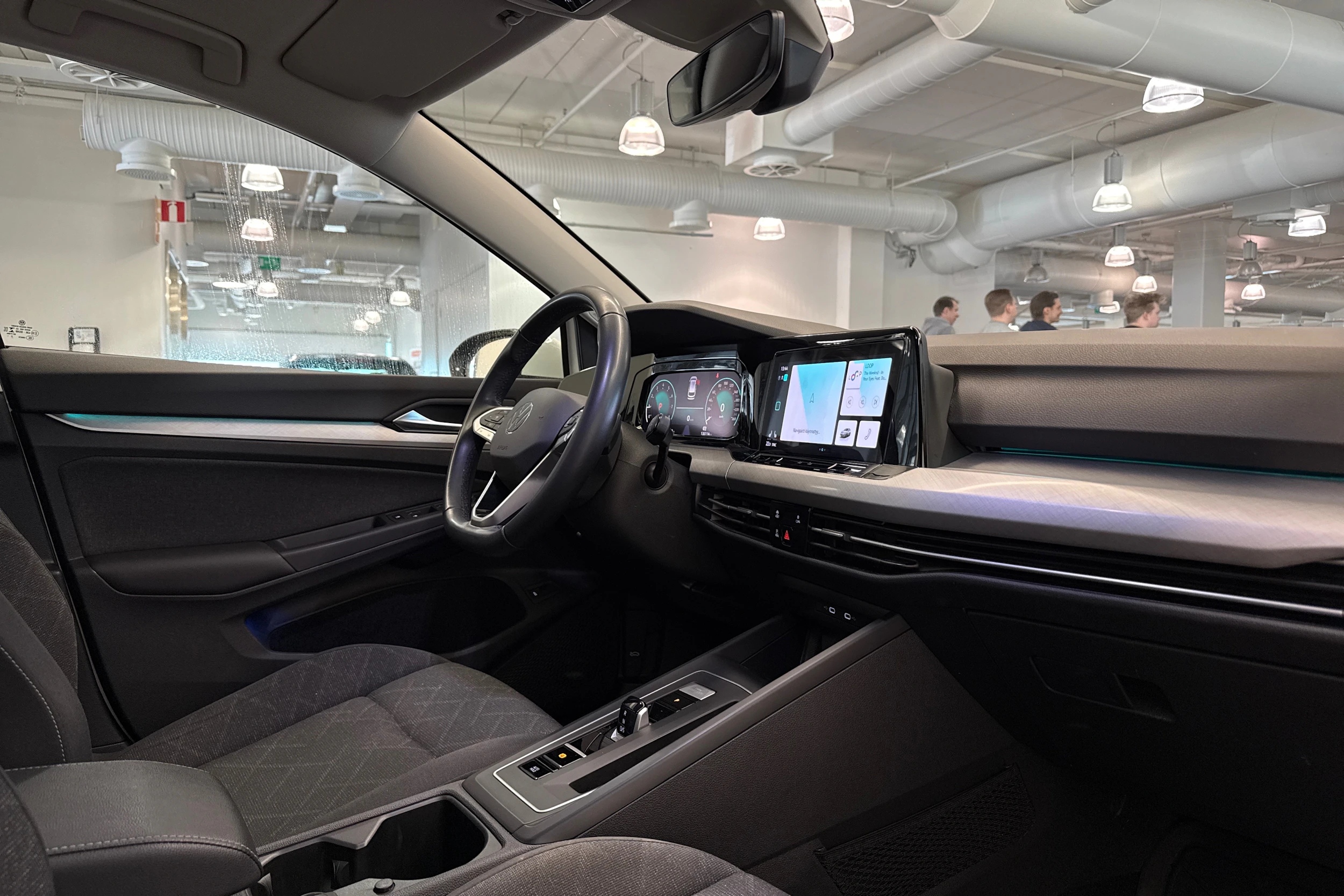 valkoinen Volkswagen Golf 2023 kuva 18.
