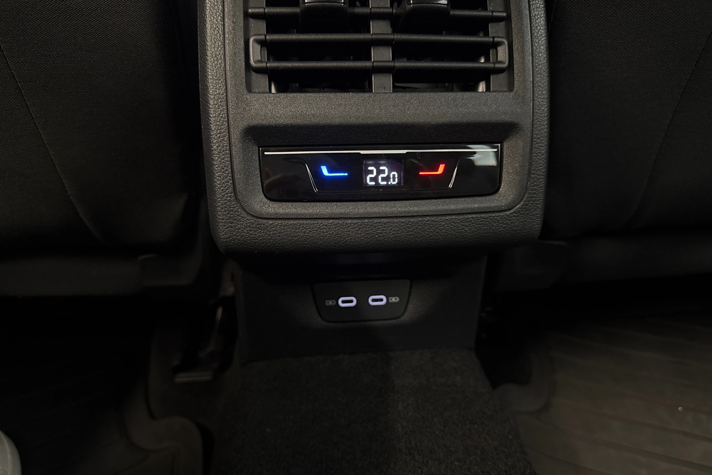 valkoinen Volkswagen Golf 2023 kuva 19.